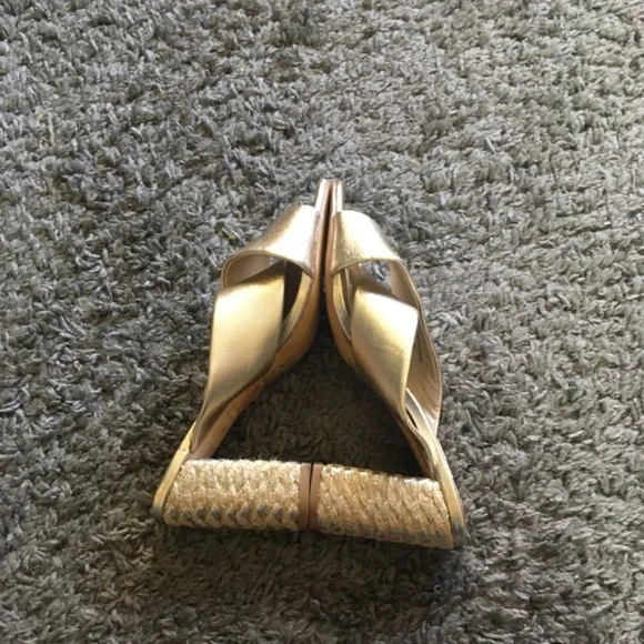 White House Black Market Gold Metallic Criss Cross Slides 6.5 Stunning - Picture 3 of 5